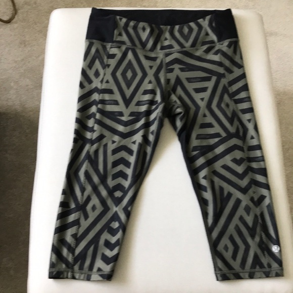 Lululemon chevron shuffle capris size 6 - Picture 2 of 5